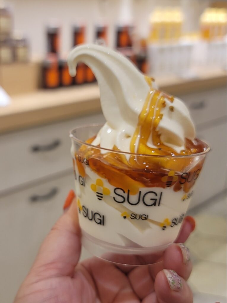 はちみつをかけたソフトクリーム
